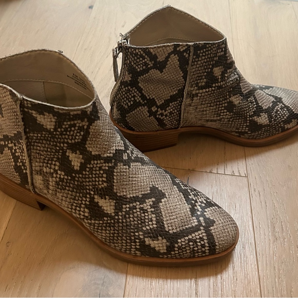 Dolce Vita size 9.5 women’s Snakeskin Ankle Boots